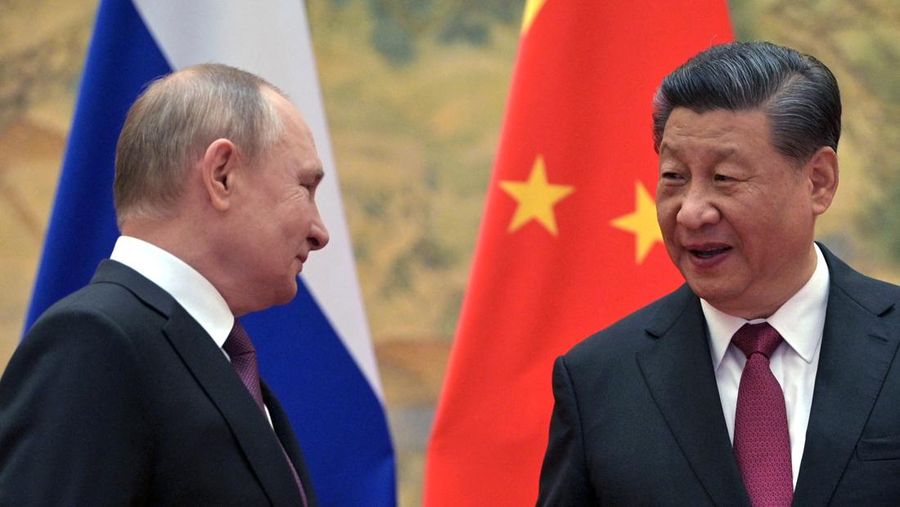 Anggota delegasi, yang dipimpin oleh Presiden Rusia Vladimir Putin dan Presiden China Xi Jinping, menghadiri pertemuan di Beijing, China (4/2/2022) (via REUTERS/SPUTNIK)