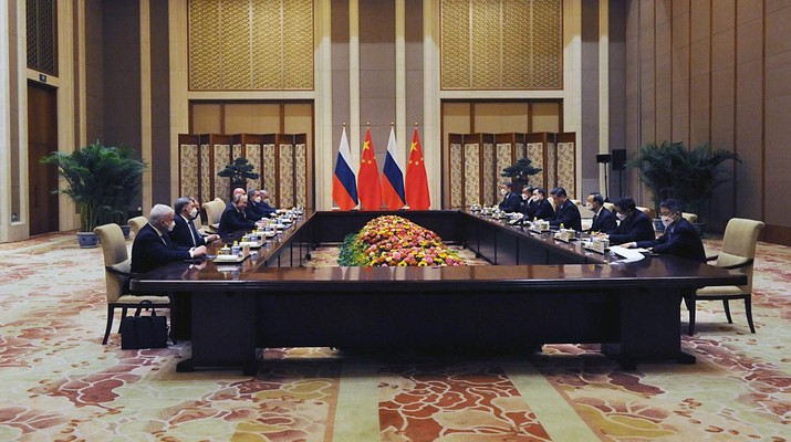 Anggota delegasi, yang dipimpin oleh Presiden Rusia Vladimir Putin dan Presiden China Xi Jinping, menghadiri pertemuan di Beijing, China (4/2/2022) (via REUTERS/SPUTNIK)