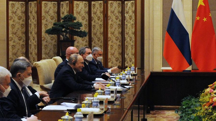 Anggota delegasi, yang dipimpin oleh Presiden Rusia Vladimir Putin dan Presiden China Xi Jinping, menghadiri pertemuan di Beijing, China (4/2/2022) (via REUTERS/SPUTNIK)