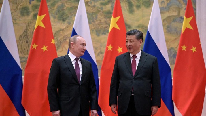 Anggota delegasi, yang dipimpin oleh Presiden Rusia Vladimir Putin dan Presiden China Xi Jinping, menghadiri pertemuan di Beijing, China (4/2/2022) (via REUTERS/SPUTNIK)