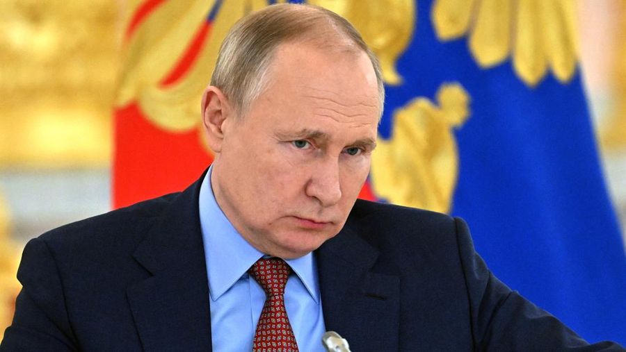 Anggota delegasi, yang dipimpin oleh Presiden Rusia Vladimir Putin dan Presiden China Xi Jinping, menghadiri pertemuan di Beijing, China (4/2/2022) (via REUTERS/SPUTNIK)