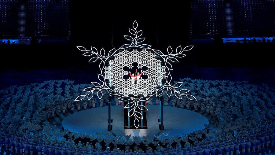Pembukaan Olimpiade musim dingin Beijing 2022 digelar di Bird's Nest Stadium (AP/Bernat Armangue)