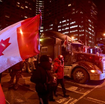 Tolak Mandat Vaksin, Ratusan Supir Truk Turun ke Jalan