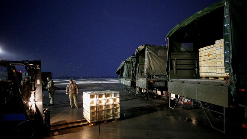 Military aid, delivered as part of the United States' security assistance to Ukraine, is unloaded from a plane at the Boryspil International Airport outside Kyiv, Ukraine, February 5, 2022. REUTERS/Valentyn Ogirenko
