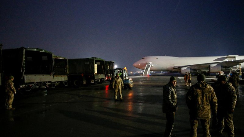 Military aid, delivered as part of the United States' security assistance to Ukraine, is unloaded from a plane at the Boryspil International Airport outside Kyiv, Ukraine, February 5, 2022. REUTERS/Valentyn Ogirenko