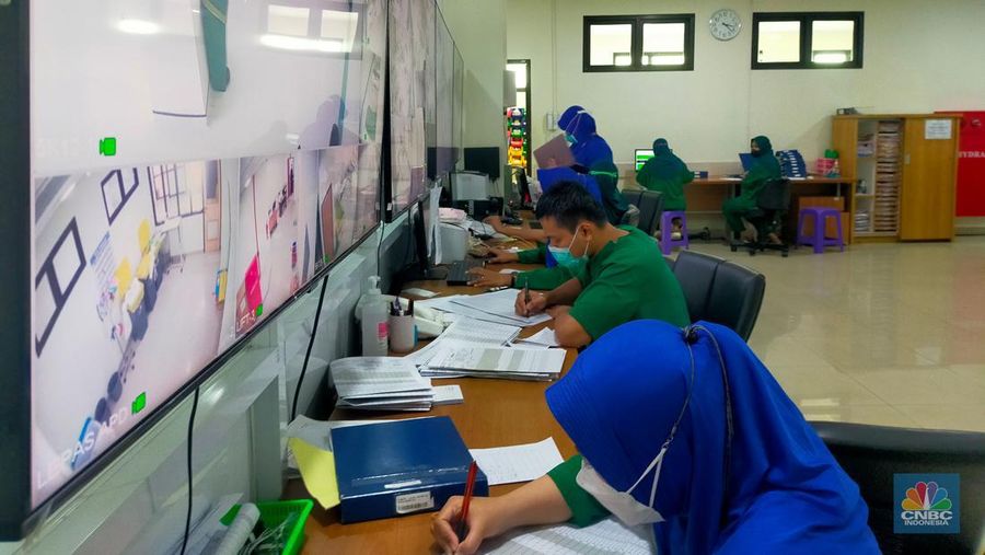Perawat berjaga di ruangan monitoring ruangan pasien Covid-19 di RSUD Cengkareng, Jakarta, Senin (7/2/2022). (CNBC Indonesia/Tri Susilo)
