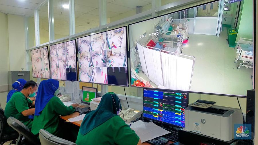 Perawat berjaga di ruangan monitoring ruangan pasien Covid-19 di RSUD Cengkareng, Jakarta, Senin  (7/2/2022). (վ/Tri Susilo)