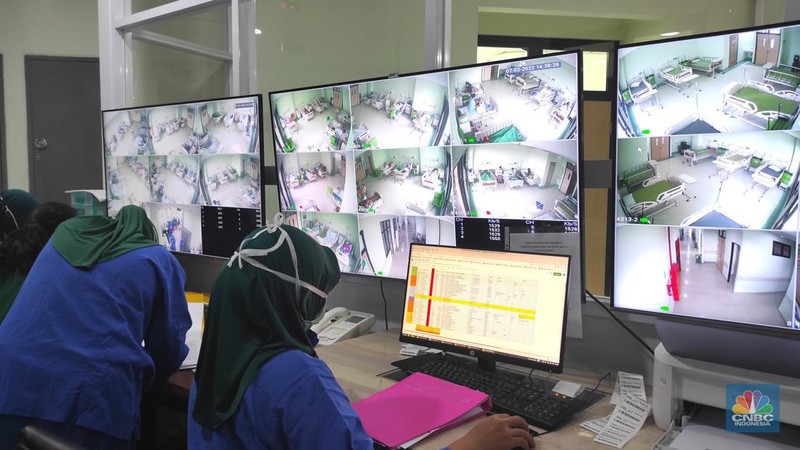 Perawat berjaga di ruangan monitoring ruangan pasien Covid-19 di RSUD Cengkareng, Jakarta, Senin  (7/2/2022). (վ/Tri Susilo)
