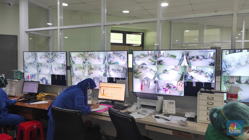 Perawat berjaga di ruangan monitoring ruangan pasien Covid-19 di RSUD Cengkareng, Jakarta, Senin  (7/2/2022). (CNBC Indonesia/Tri Susilo)