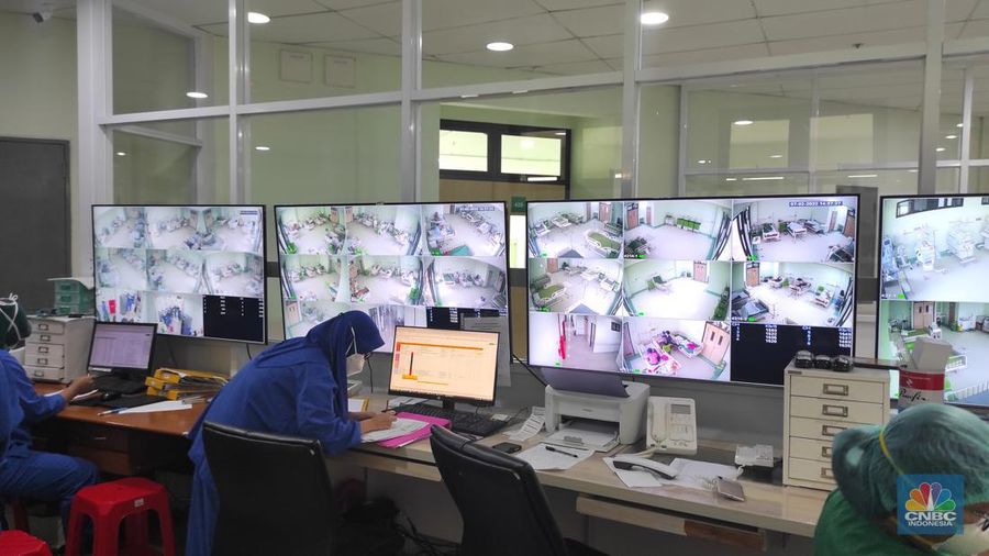Perawat berjaga di ruangan monitoring ruangan pasien Covid-19 di RSUD Cengkareng, Jakarta, Senin  (7/2/2022). (վ/Tri Susilo)
