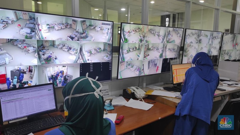 Perawat berjaga di ruangan monitoring ruangan pasien Covid-19 di RSUD Cengkareng, Jakarta, Senin  (7/2/2022). (վ/Tri Susilo)
