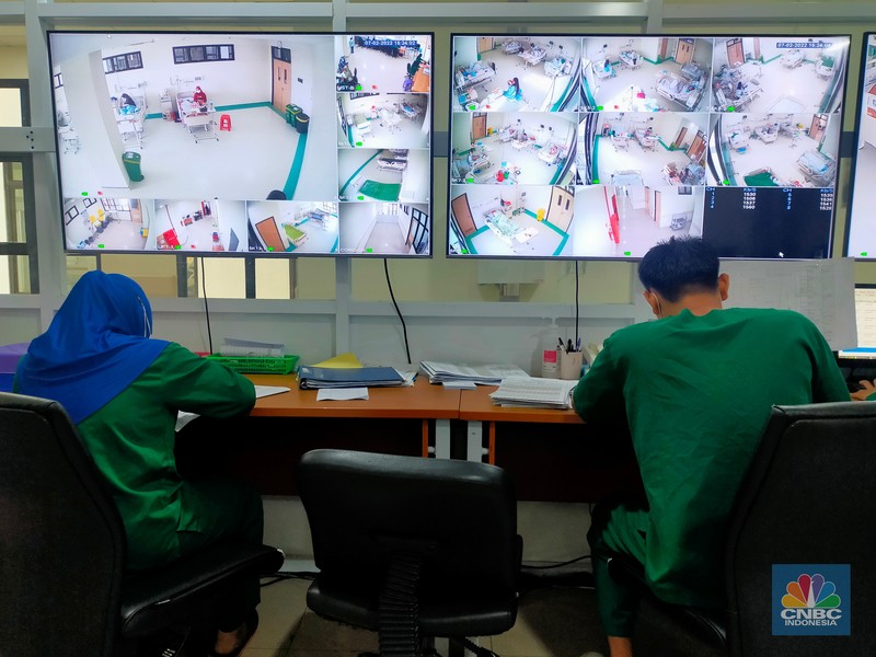 Perawat berjaga di ruangan monitoring ruangan pasien Covid-19 di RSUD Cengkareng, Jakarta, Senin  (7/2/2022). (CNBC Indonesia/Tri Susilo)