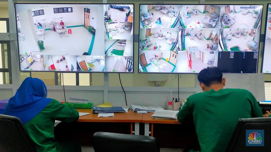 Perawat berjaga di ruangan monitoring ruangan pasien Covid-19 di RSUD Cengkareng, Jakarta, Senin (7/2/2022). (²©²ÊÍøÕ¾/Tri Susilo)