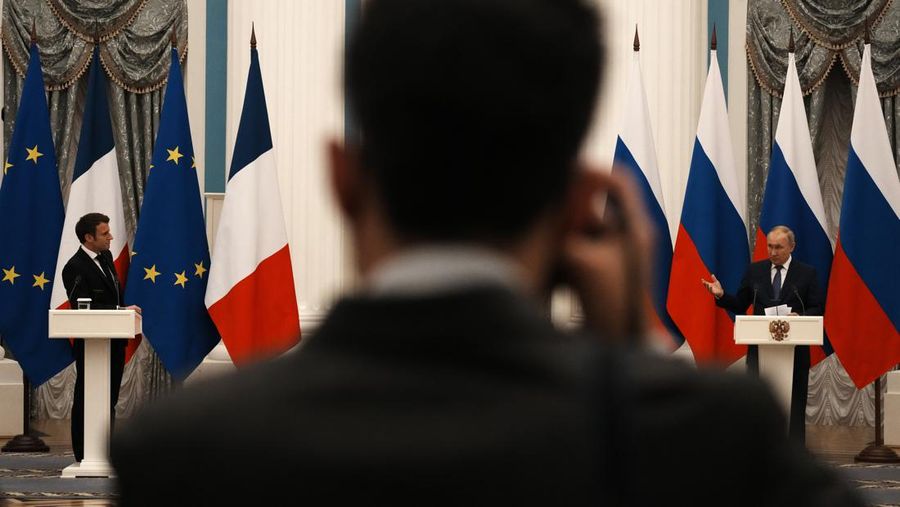 Presiden Rusia Vladimir Putin dan Presiden Indonesia Joko Widodo menghadiri konferensi pers di Kremlin di Moskow pada 30 Juni 2022. (Anadolu Agency via Getty Images)