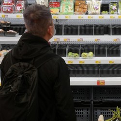 Biang Keladi Panic Buying di Hong Kong, Buat Makanan Ludes
