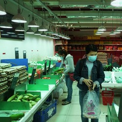 Rak-rak Pasar Kosong, Intip Panic Buying 