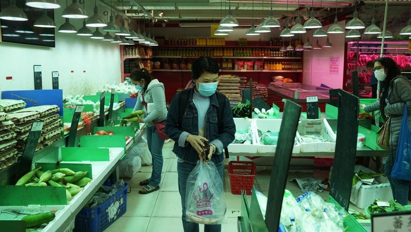 Customers wearing face masks shop at a market, following the outbreak of the coronavirus disease (COVID-19), at Sha Tin district, in Hong Kong, China, February 7, 2022. REUTERS/Lam Yik
