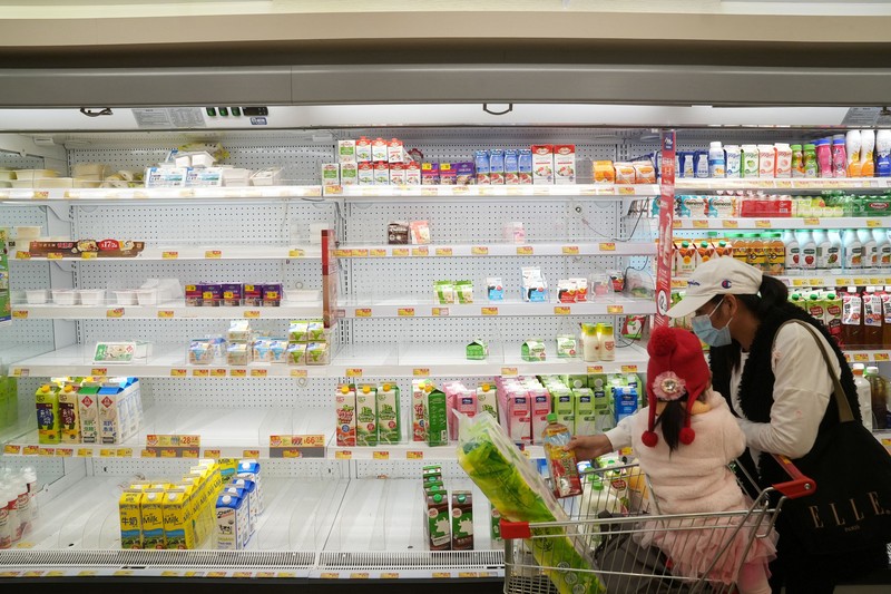 HEATLH-CORONAVIRUS/HONGKONG-FOOD Customers wearing face masks shop at a market, following the outbreak of the coronavirus disease (COVID-19), at Sha Tin district, in Hong Kong, China, February 7, 2022. REUTERS/Lam Yik