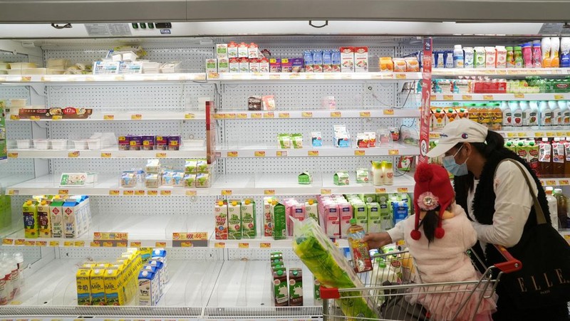 Customers wearing face masks shop at a market, following the outbreak of the coronavirus disease (COVID-19), at Sha Tin district, in Hong Kong, China, February 7, 2022. REUTERS/Lam Yik