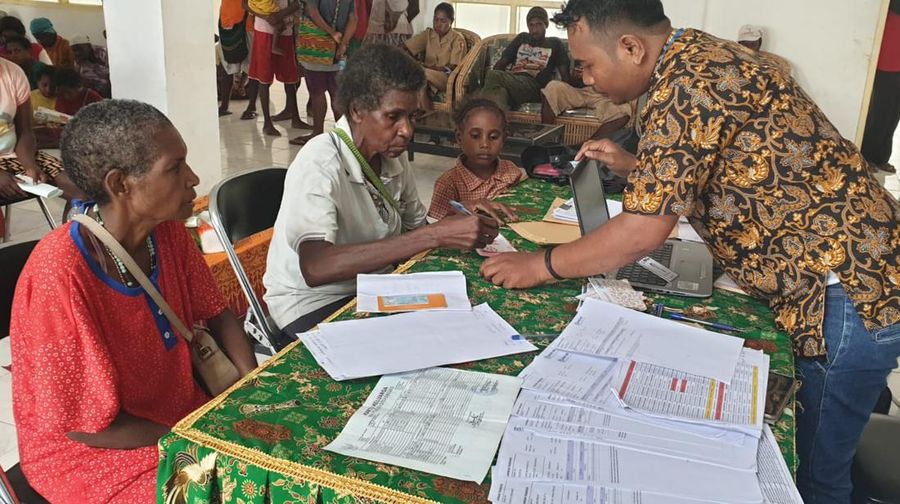 Insan BRILian Ini Salurkan Bansos Meski Banyak Rintangan