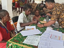 Insan BRILian Ini Salurkan Bansos Meski Banyak Rintangan