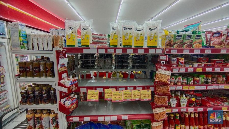 Minyak Goreng Masih Langka di Supermarket (CNBC Indonesia/Tri Susilo)