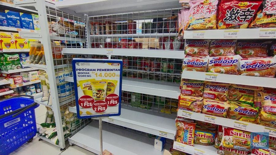 Minyak Goreng Masih Langka di Supermarket (CNBC Indonesia/Tri Susilo)