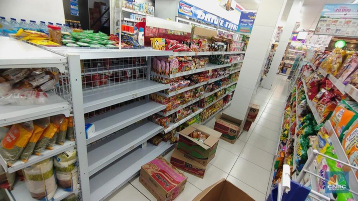 Minyak Goreng Masih Langka di Supermarket (CNBC Indonesia/Tri Susilo)