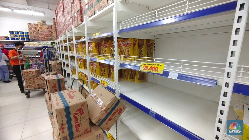 Minyak Goreng Masih Langka di Supermarket (CNBC Indonesia/Tri Susilo) Minyak Goreng Masih Langka di Supermarket (CNBC Indonesia/Tri Susilo)