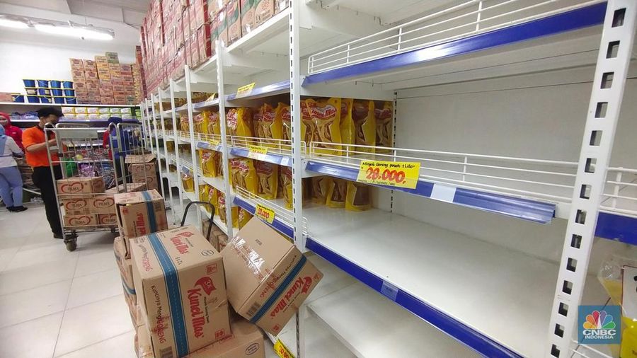Minyak Goreng Masih Langka di Supermarket (CNBC Indonesia/Tri Susilo)