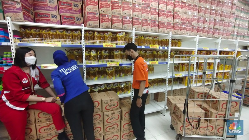 Minyak Goreng Masih Langka di Supermarket (CNBC Indonesia/Tri Susilo) Minyak Goreng Masih Langka di Supermarket (CNBC Indonesia/Tri Susilo)