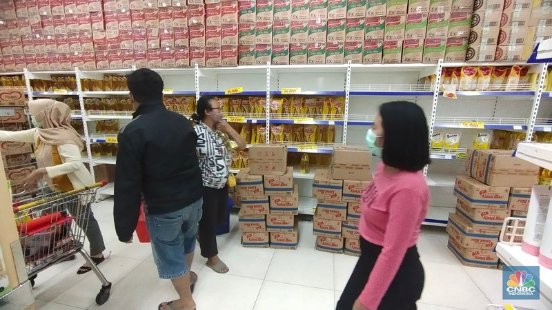 Minyak Goreng Masih Langka di Supermarket (CNBC Indonesia/Tri Susilo) Minyak Goreng Masih Langka di Supermarket (CNBC Indonesia/Tri Susilo)