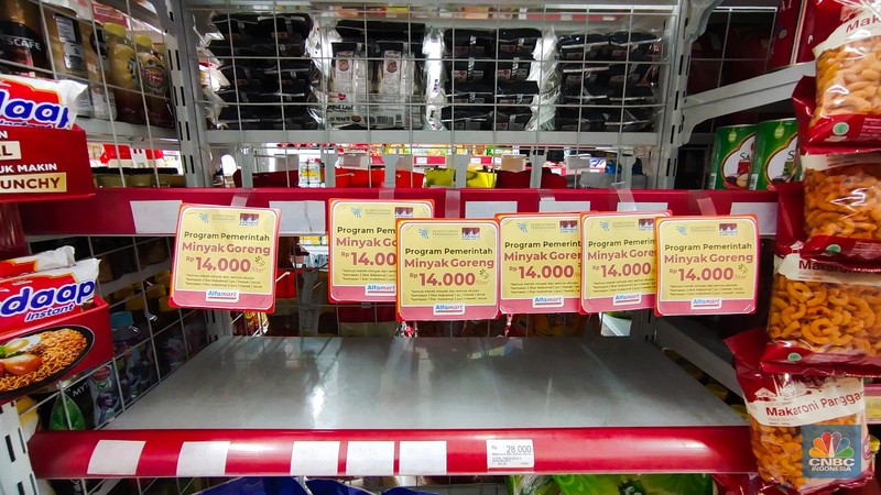 Minyak Goreng Masih Langka di Supermarket (CNBC Indonesia/Tri Susilo)