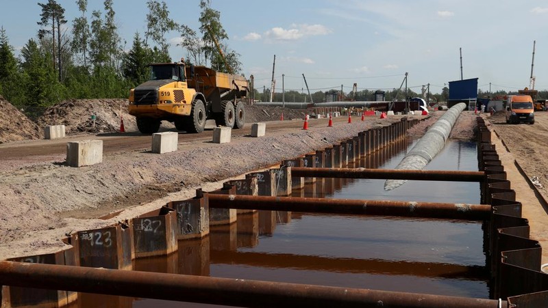 FILE - A tugboats get into position on the Russian pipe-laying vessel 