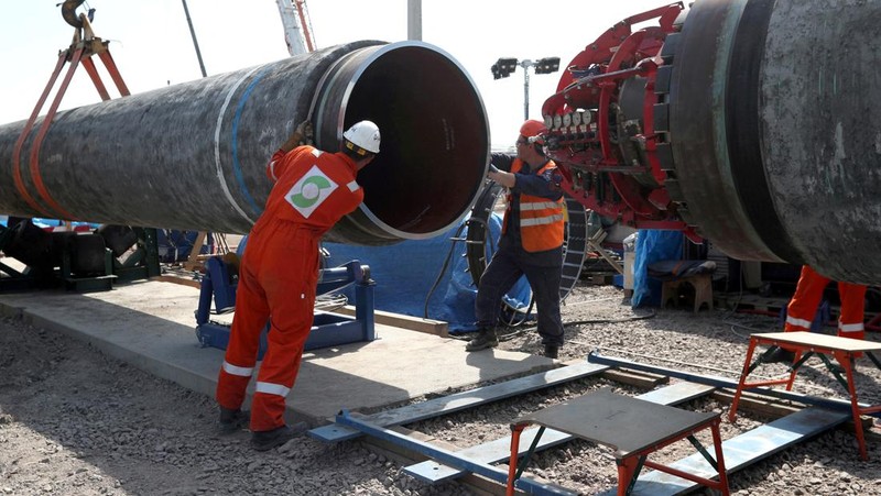 FILE - A tugboats get into position on the Russian pipe-laying vessel 