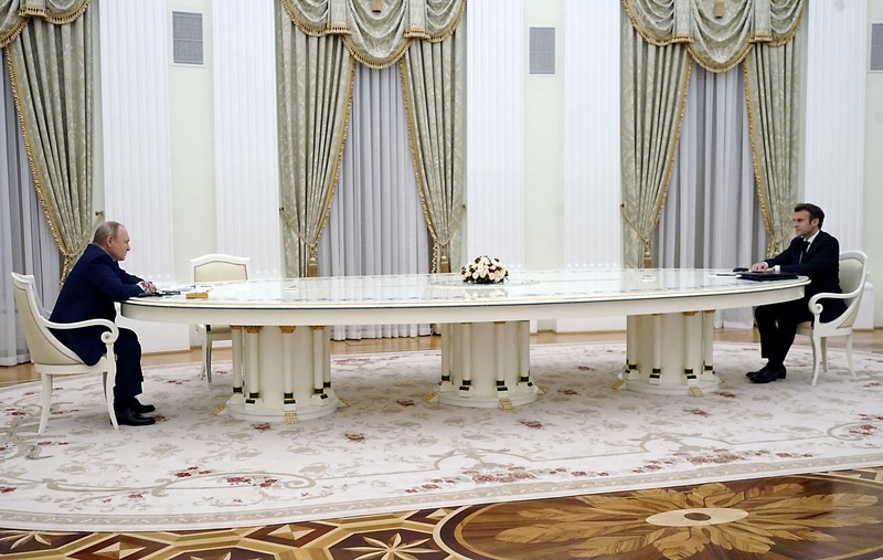 Presiden Rusia Vladimir Putin dan Presiden Indonesia Joko Widodo menghadiri konferensi pers di Kremlin di Moskow pada 30 Juni 2022. (Anadolu Agency via Getty Images)