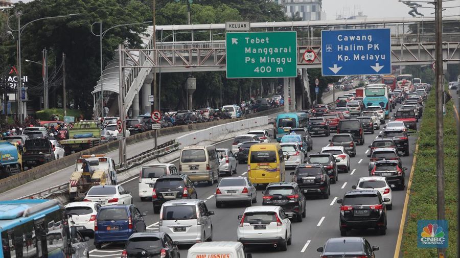 Ruas Tol yang dikenakan tarif (CNBC Indonesia/Andrean Kristianto)