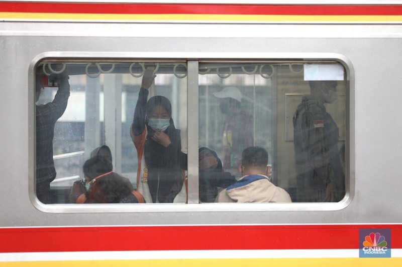 Transportasi KRL Ditengah Lonjakan Covid (CNBC Indonesia/Tri Susilo) Transportasi KRL Ditengah Lonjakan Covid (CNBC Indonesia/Tri Susilo)