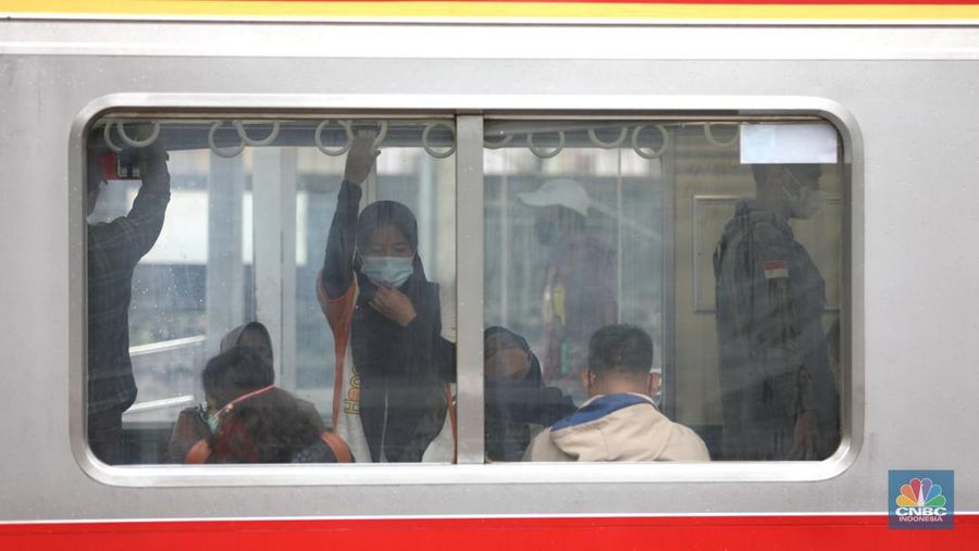 Transportasi KRL Ditengah Lonjakan Covid (CNBC Indonesia/Tri Susilo)