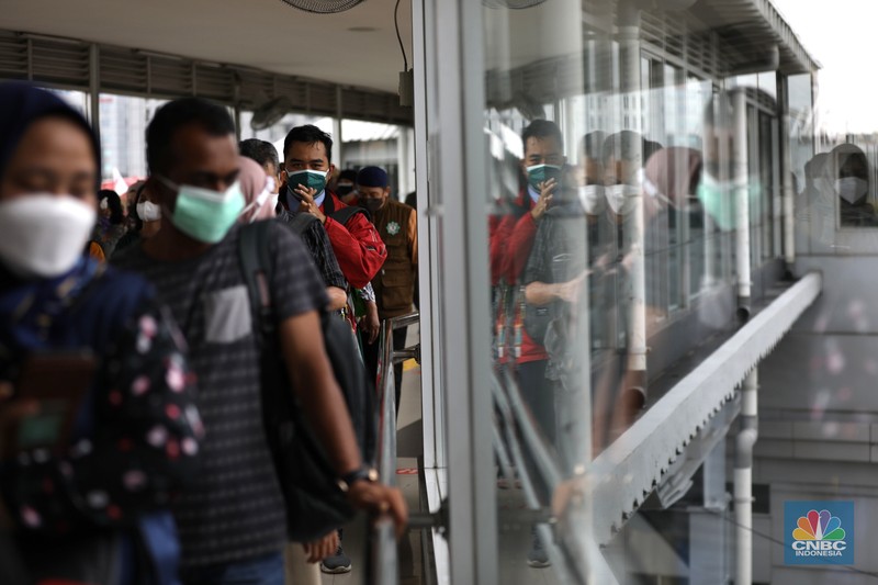 Transportasi KRL Ditengah Lonjakan Covid (CNBC Indonesia/Tri Susilo) Transportasi KRL Ditengah Lonjakan Covid (CNBC Indonesia/Tri Susilo)
