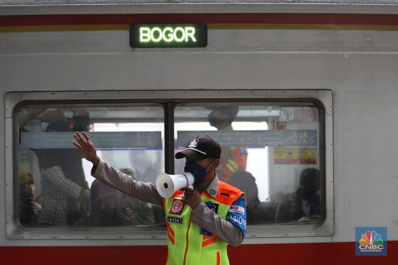 Transportasi KRL Ditengah Lonjakan Covid (CNBC Indonesia/Tri Susilo) Transportasi KRL Ditengah Lonjakan Covid (CNBC Indonesia/Tri Susilo)