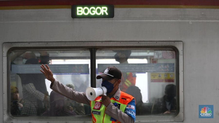Transportasi KRL Ditengah Lonjakan Covid (CNBC Indonesia/Tri Susilo)