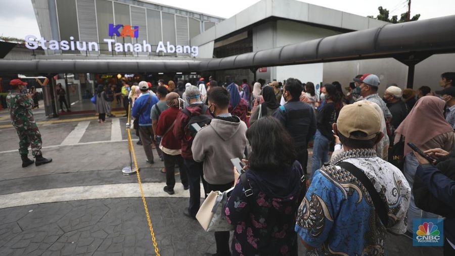 Transportasi KRL Ditengah Lonjakan Covid (CNBC Indonesia/Tri Susilo)