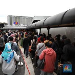 Padat Merayap! Penampakan KRL Jabodetabek Saat PPKM Level 3