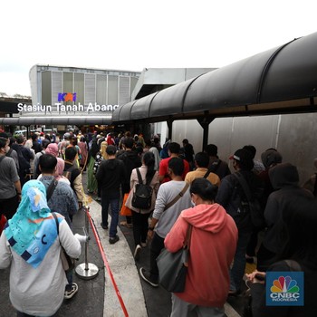 Padat Merayap! Penampakan KRL Jabodetabek Saat PPKM Level 3