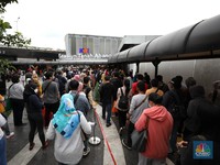 Padat Merayap! Penampakan KRL Jabodetabek Saat PPKM Level 3