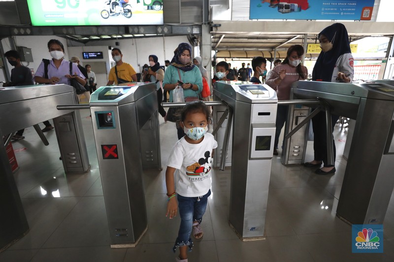Transportasi KRL Ditengah Lonjakan Covid (CNBC Indonesia/Tri Susilo) Transportasi KRL Ditengah Lonjakan Covid (CNBC Indonesia/Tri Susilo)