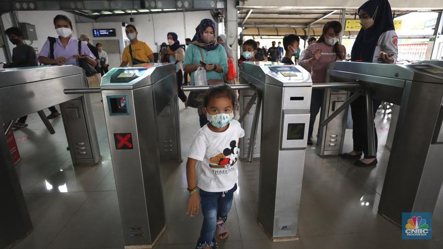 Transportasi KRL Ditengah Lonjakan Covid (CNBC Indonesia/Tri Susilo)