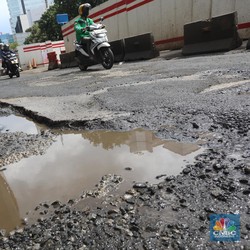 Bikin Bahaya! Di Jantung Jakarta Ada Jalan Rusak Parah
