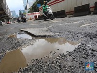 Bikin Bahaya! Di Jantung Jakarta Ada Jalan Rusak Parah